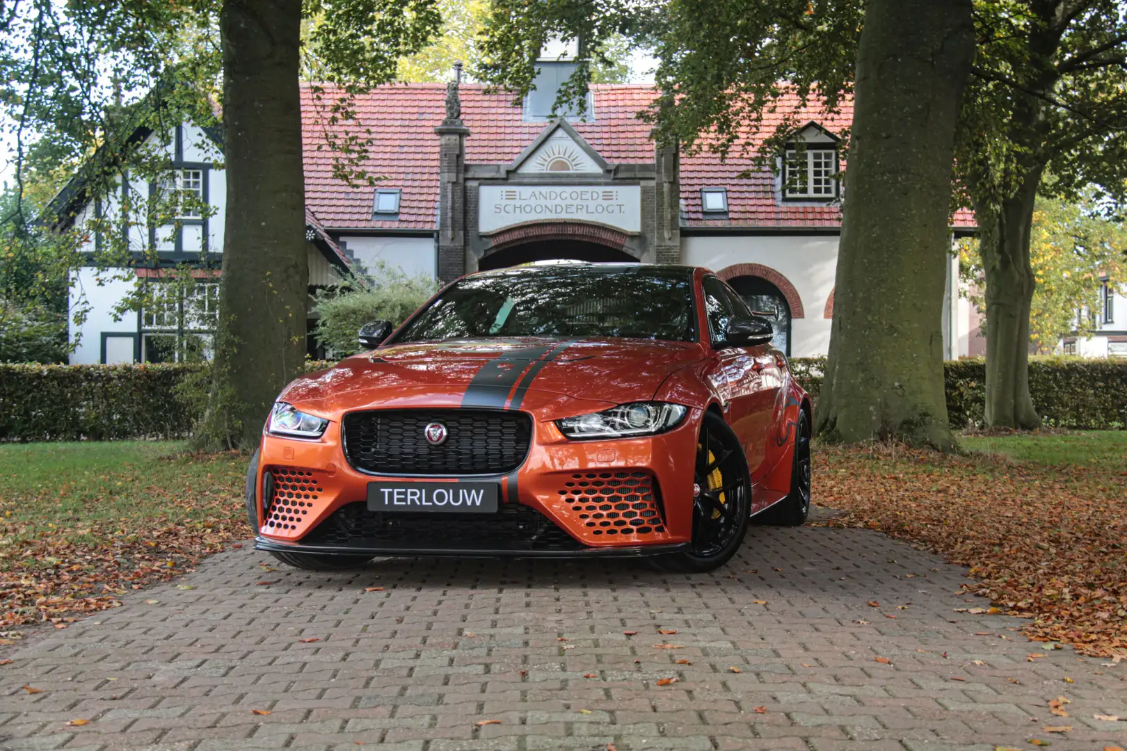 Jaguar XE 5.0 SV Project 8 Orange - 1