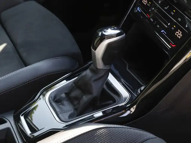 Volkswagen T-Roc view 10