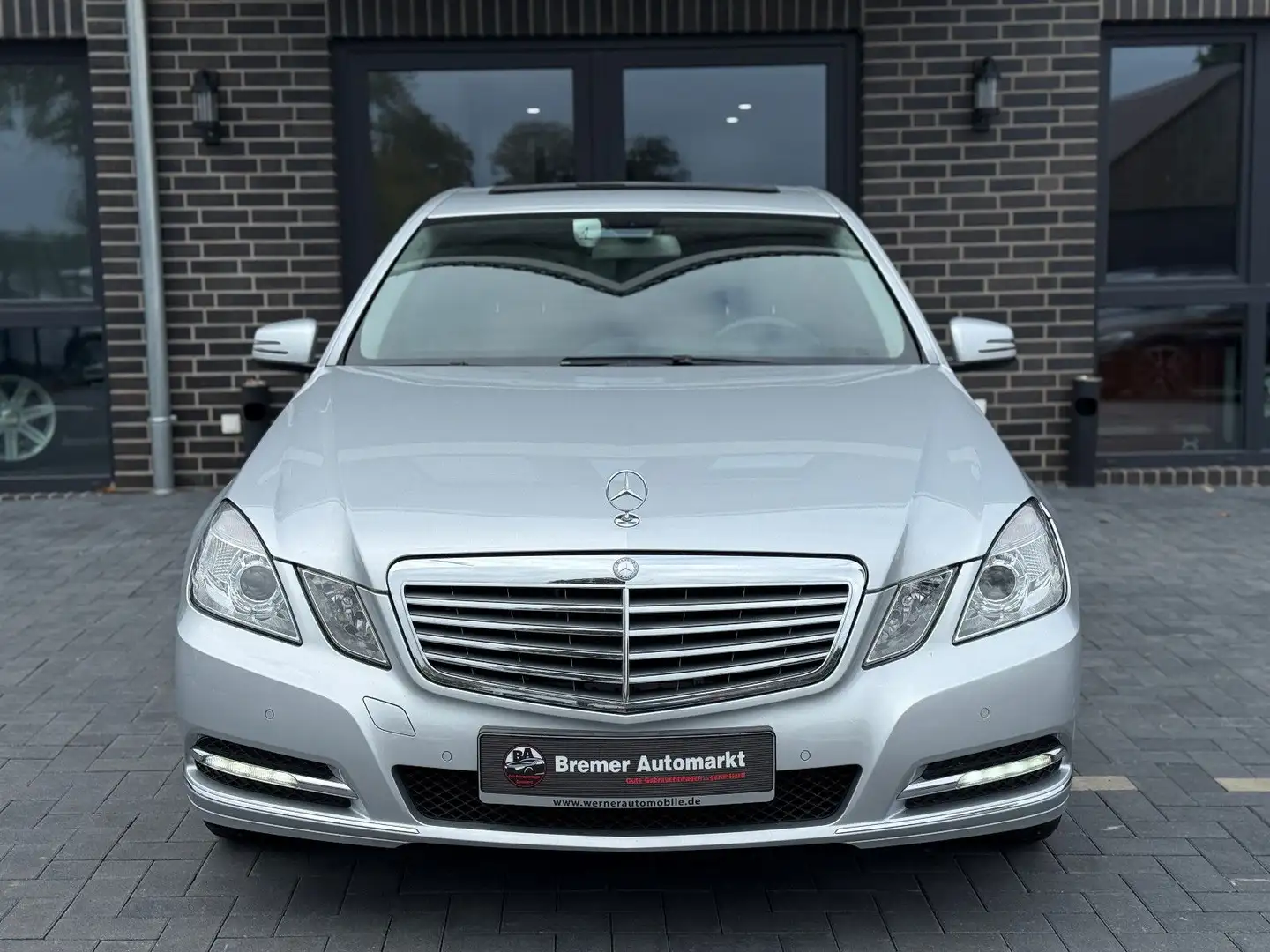 Mercedes-Benz E 200 CGI Elegance*G-SD*Automatik*PDC*SHZ*Bi-Xen Silber - 2