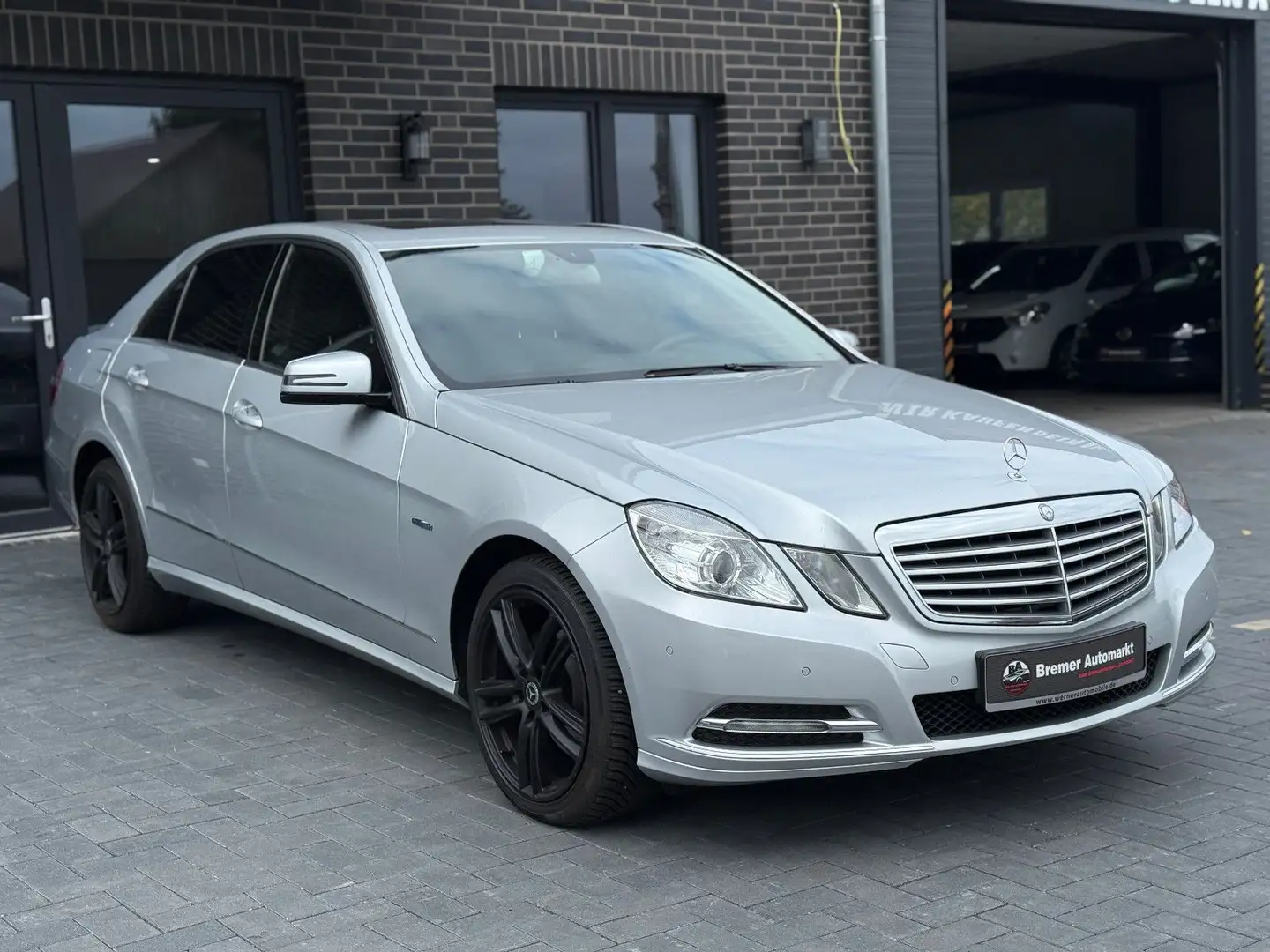 Mercedes-Benz E 200 CGI Elegance*G-SD*Automatik*PDC*SHZ*Bi-Xen Silber - 1