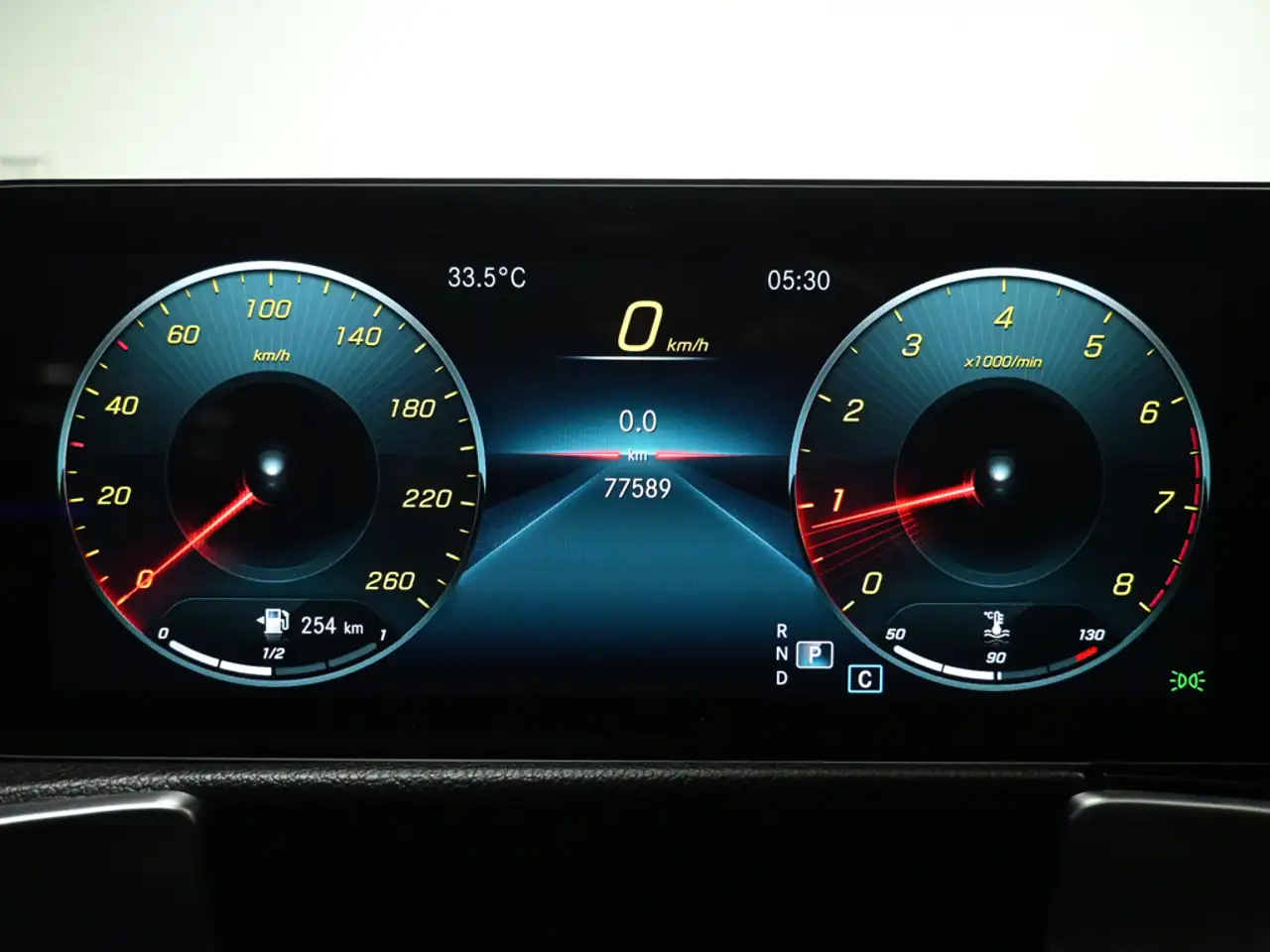 Mercedes-Benz GLB снимка Mercedes-Benz GLB
