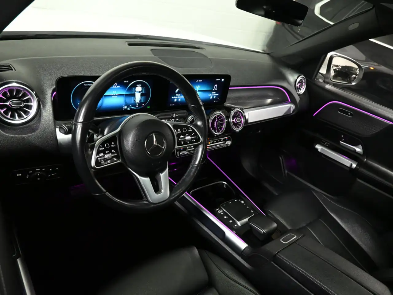 Mercedes-Benz GLB снимка Mercedes-Benz GLB