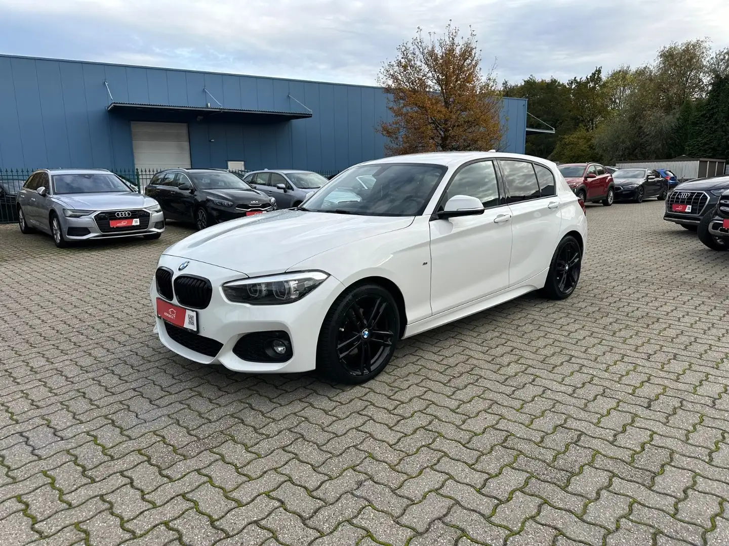 BMW 120 i Edition M Sport Aut. LED Navi Leder SHZ PDC Weiß - 1