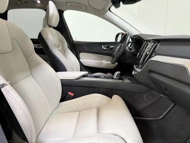 Volvo XC60 view 2