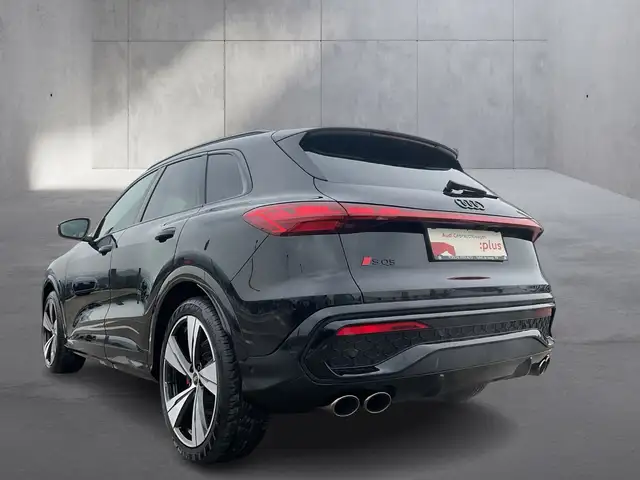 Audi SQ5 view 4