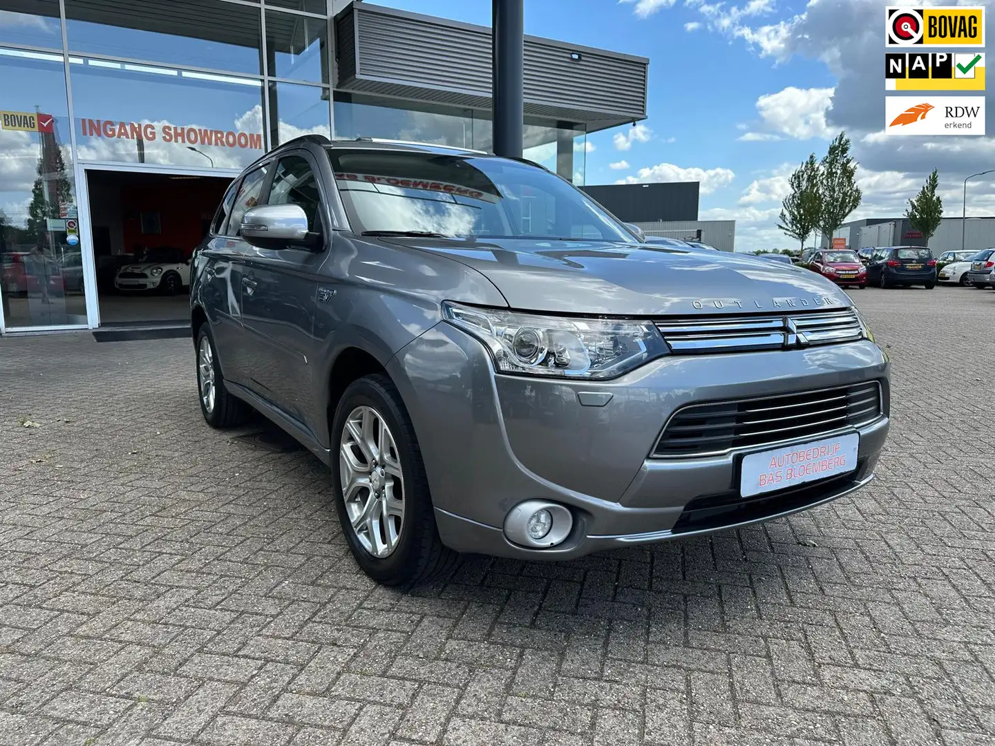 Mitsubishi Outlander 2.0 PHEV Instyle, Camera, Navigatie, Schuif-kantel Grijs - 1