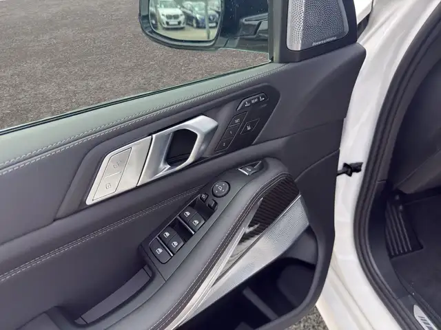 BMW X7 view 8