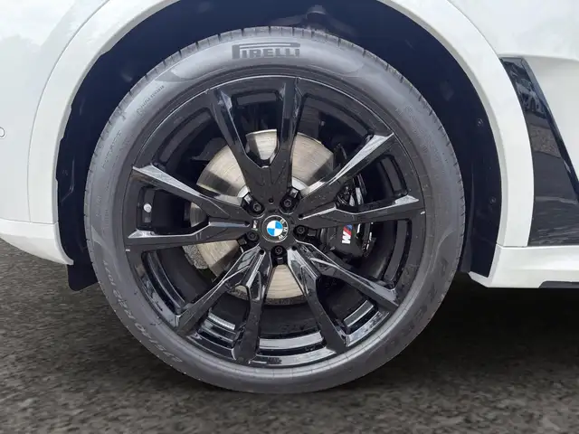 BMW X7 view 6