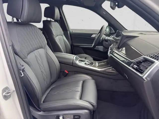 BMW X7 view 15