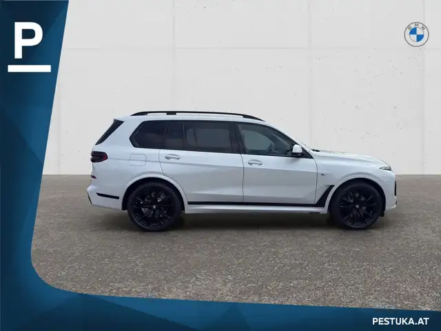 BMW X7 view 3