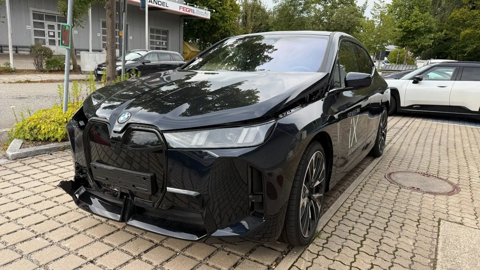 BMW iX 60 xDrive M Sportpaket Pro/Sky Lounge/B&W Zwart - 1