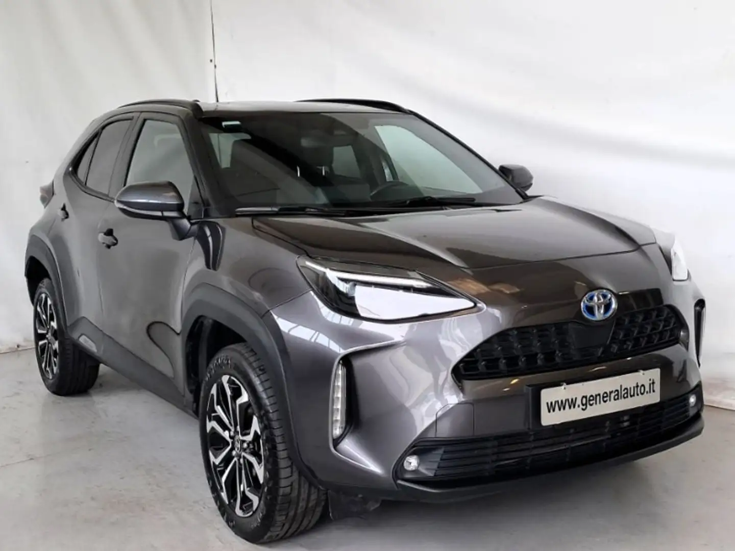 Toyota Yaris Cross 1.5 Hybrid 5p. E-CVT Trend Gris - 2