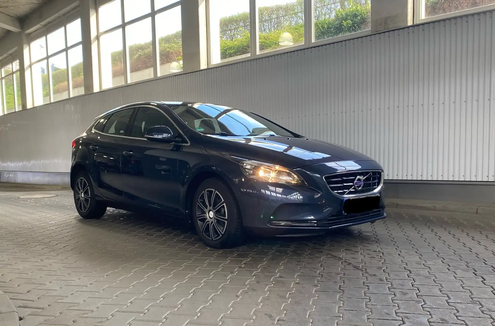 Volvo V40 Momentum Blau - 1
