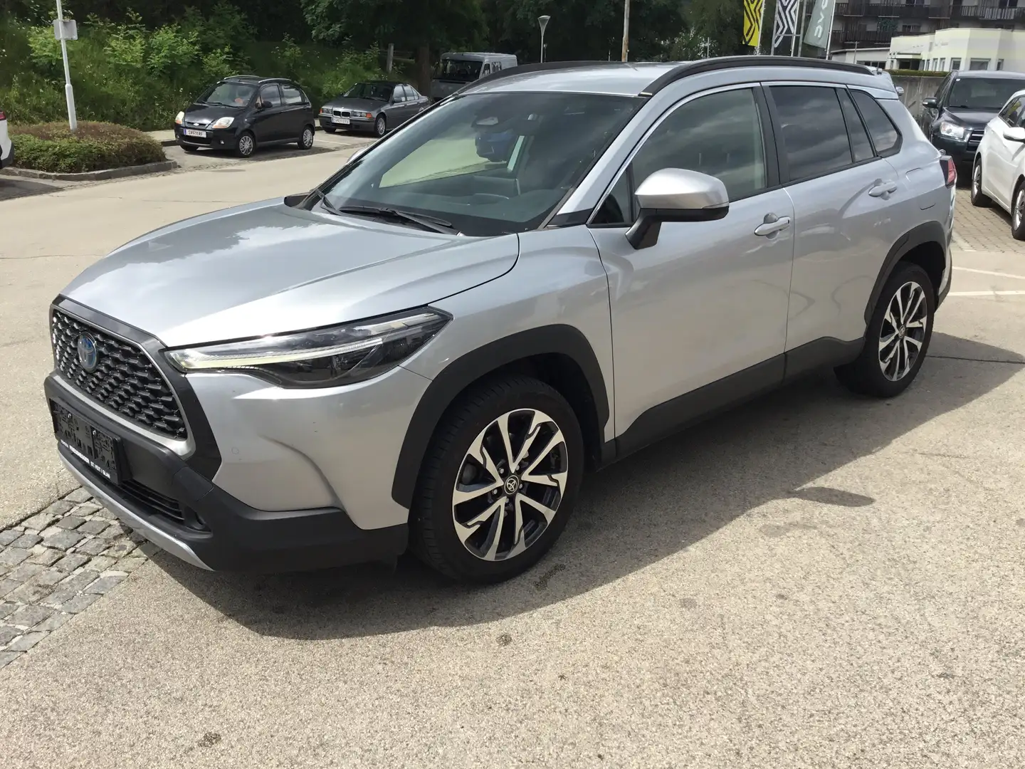 Toyota Corolla Cross 2,0 Hybrid Active Drive 2WD Silber - 1
