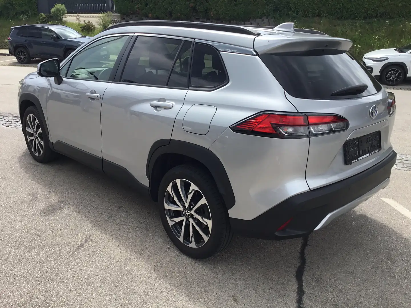 Toyota Corolla Cross 2,0 Hybrid Active Drive 2WD Silber - 2