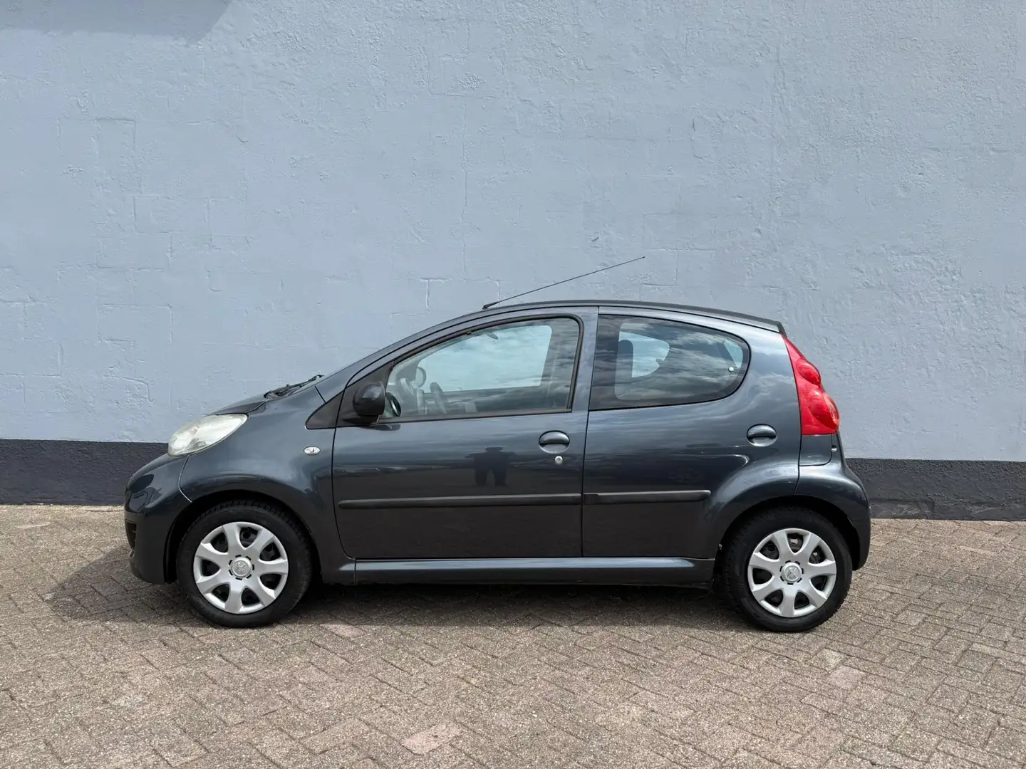 Peugeot 107 1.0-12V XS 5-Deurs - Airco - Carplay Grijs - 2