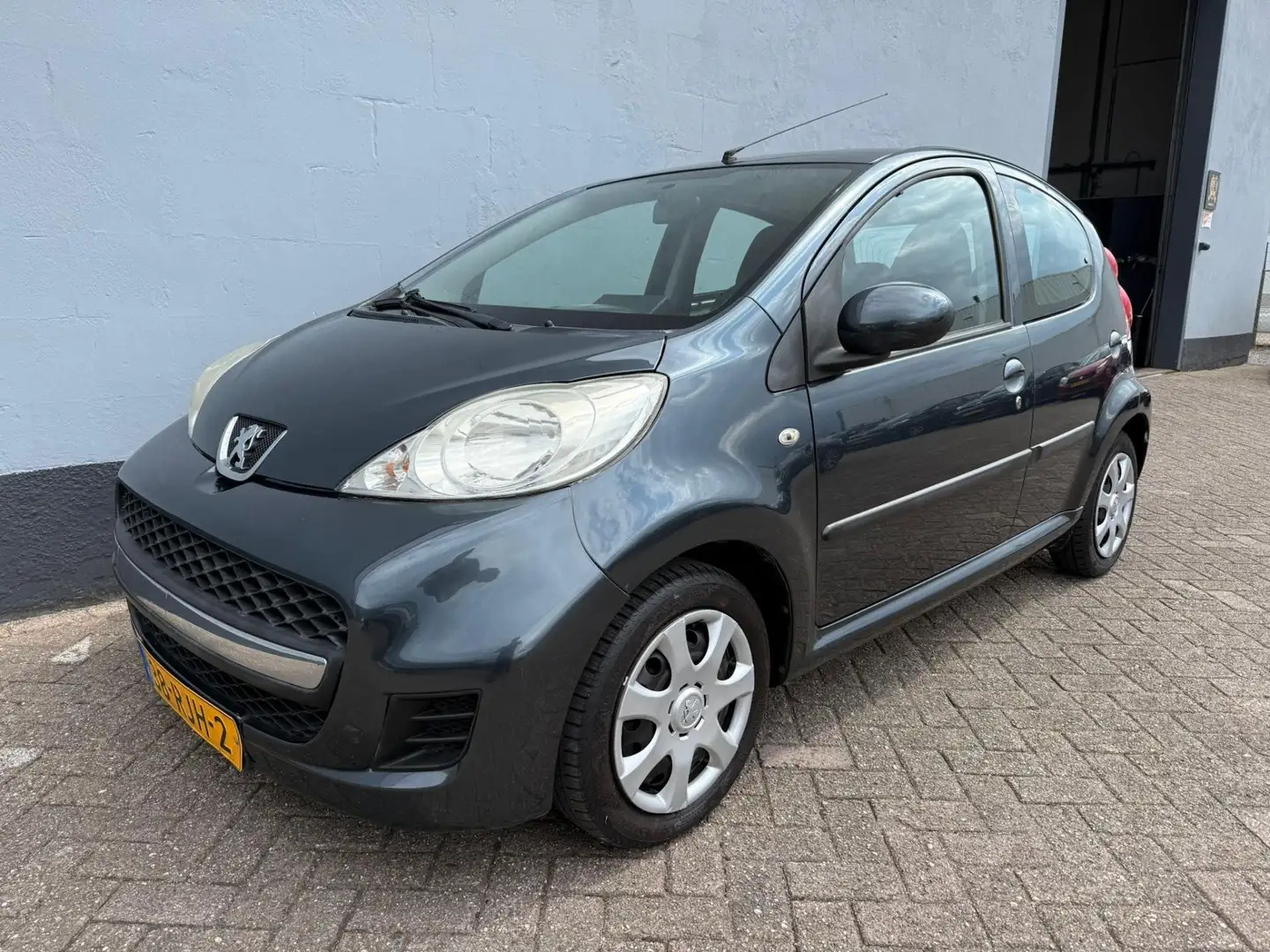 Peugeot 107 1.0-12V XS 5-Deurs - Airco - Carplay Grijs - 1