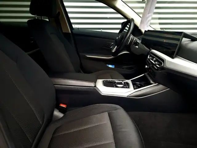 BMW 3 Series view 13