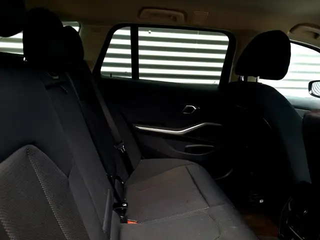 BMW 3 Series view 14
