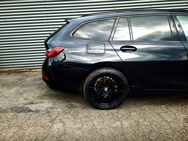 BMW 3 Series view 10