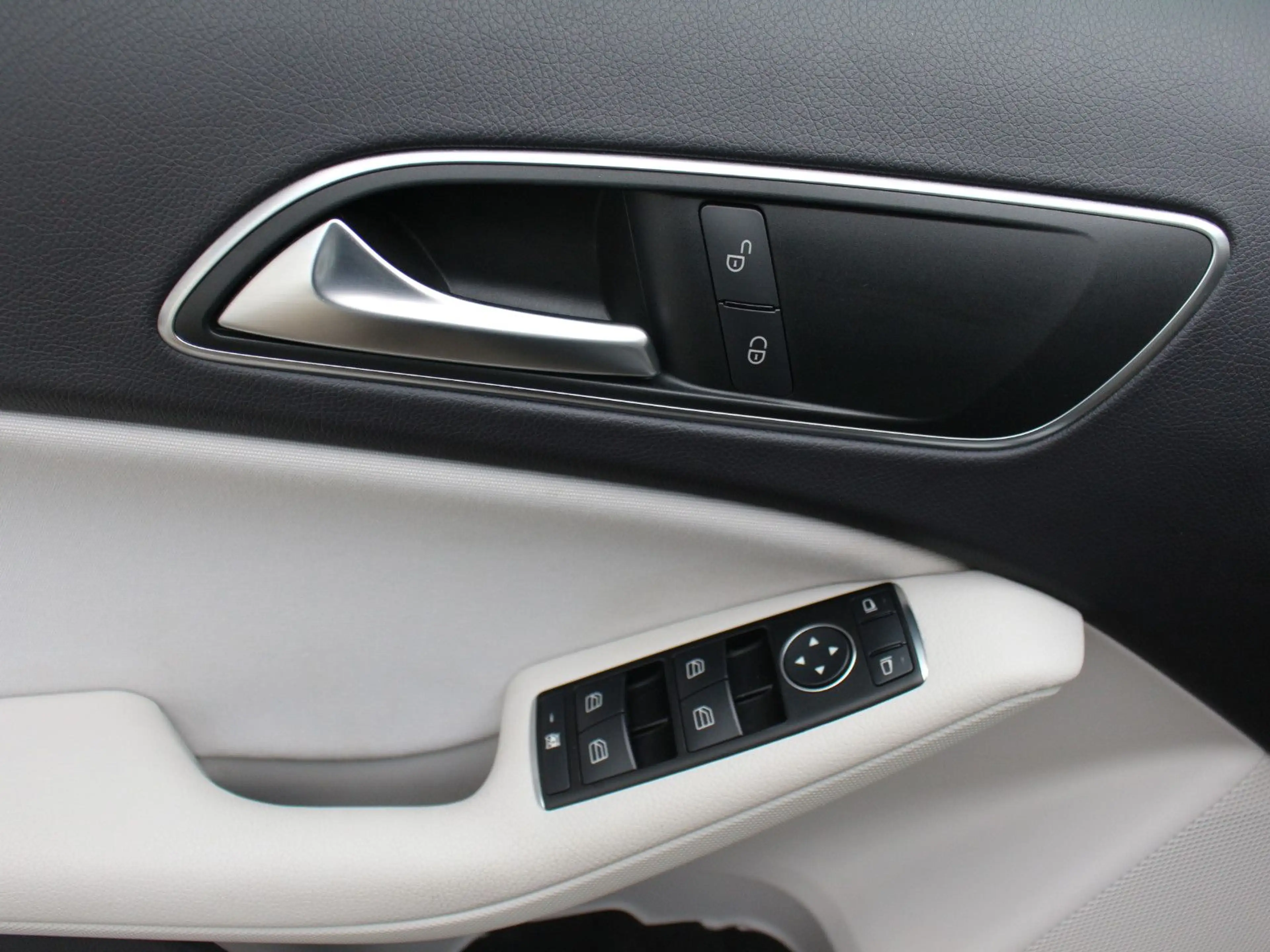 Mercedes-Benz GLA 200 CDI AT 4Matic Navi PDC SHZ Tempomat WR — photo 12