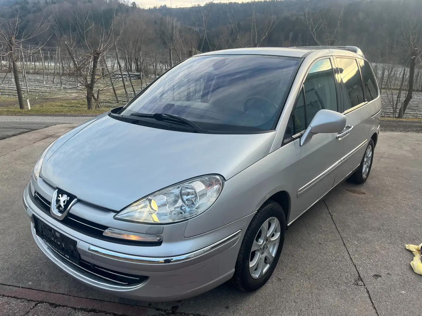 Peugeot 807 2,0 HDi 140 FAP Exclusive Silber - 2