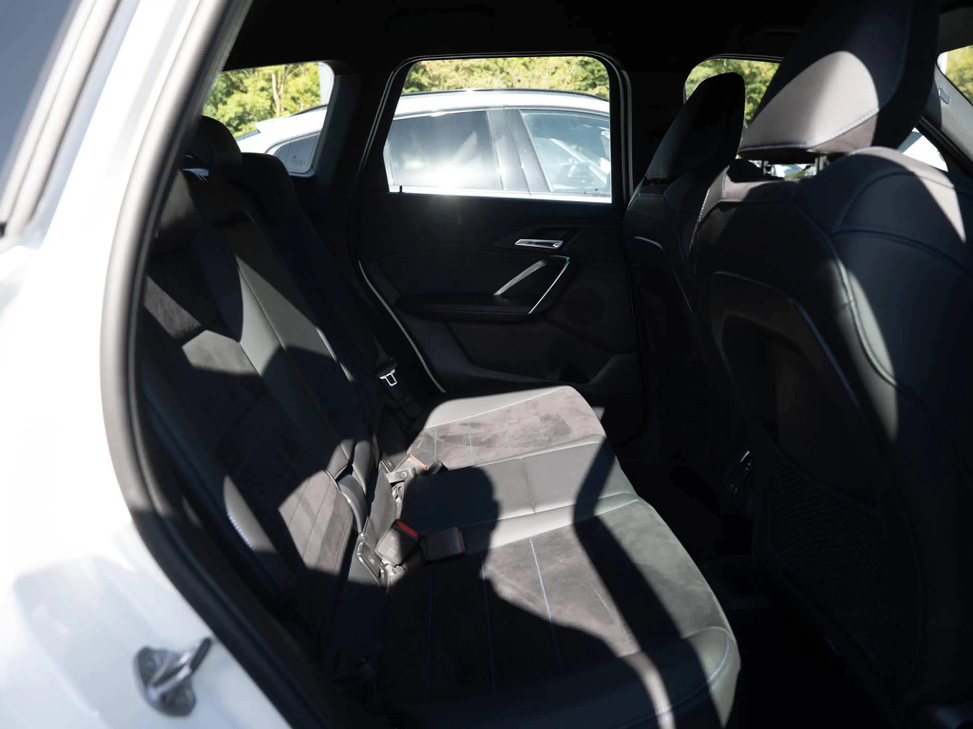 BMW iX1 xDrive30 M-Sport AHK HUD 360° LED NAVI — photo 8