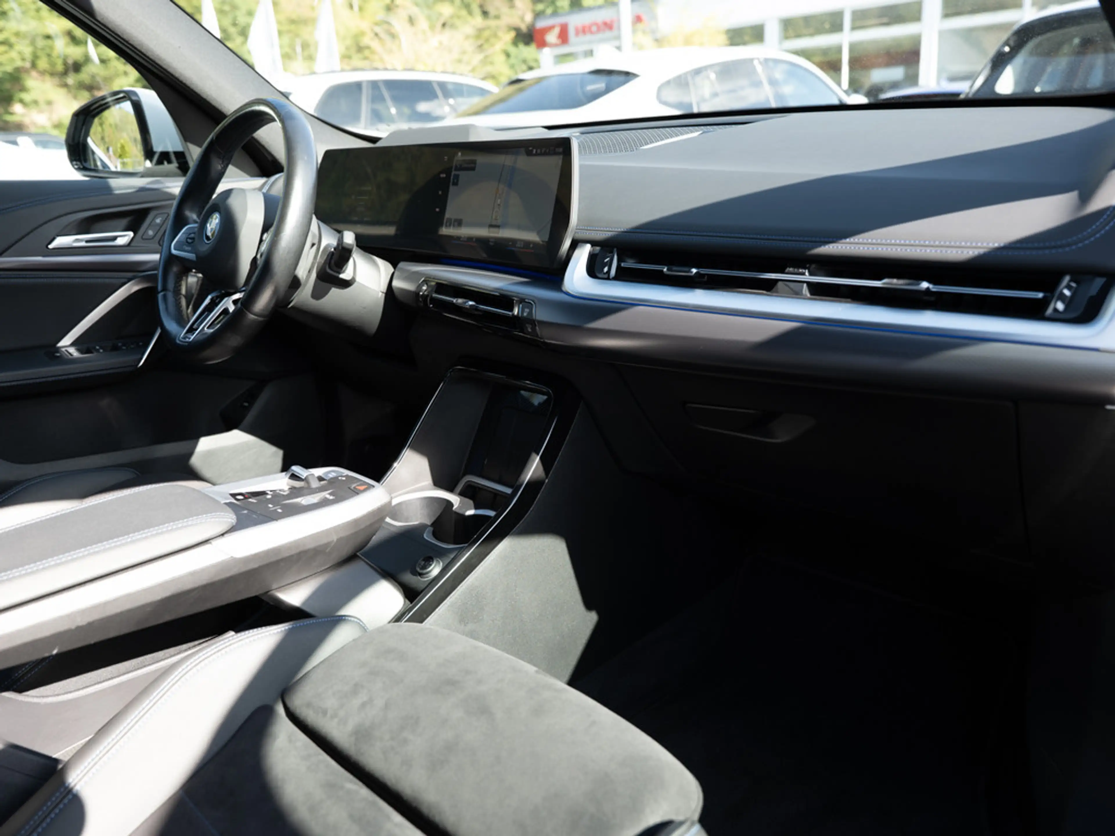 BMW iX1 xDrive30 M-Sport AHK HUD 360° LED NAVI — photo 7