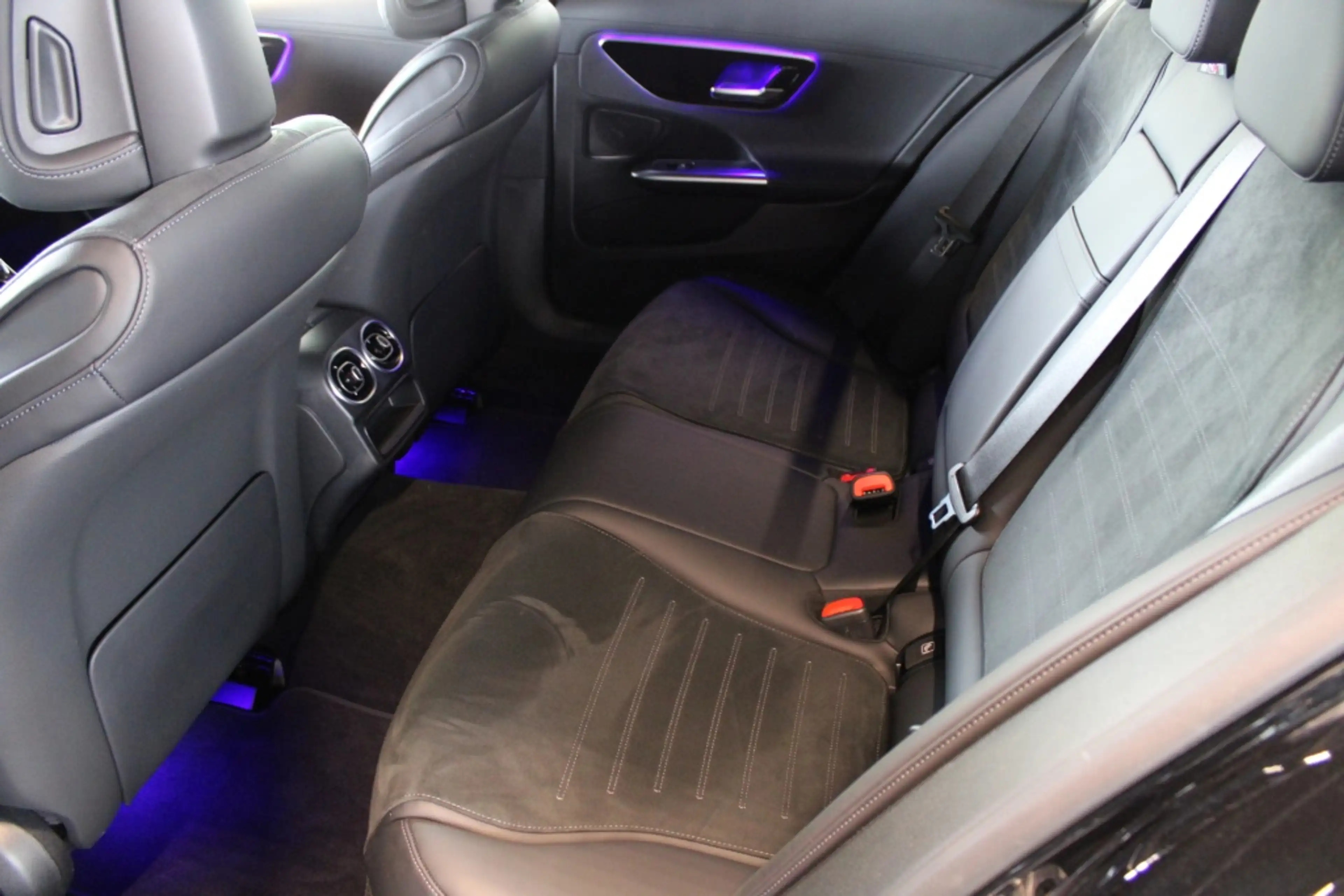 Mercedes-Benz C 200 T *AMG Night LED NAV Kamera AugReal Winter — photo 9
