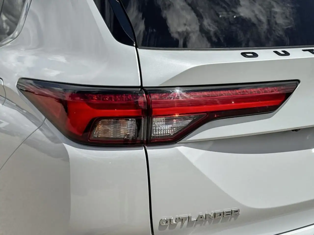 Mitsubishi Outlander photo Mitsubishi Outlander