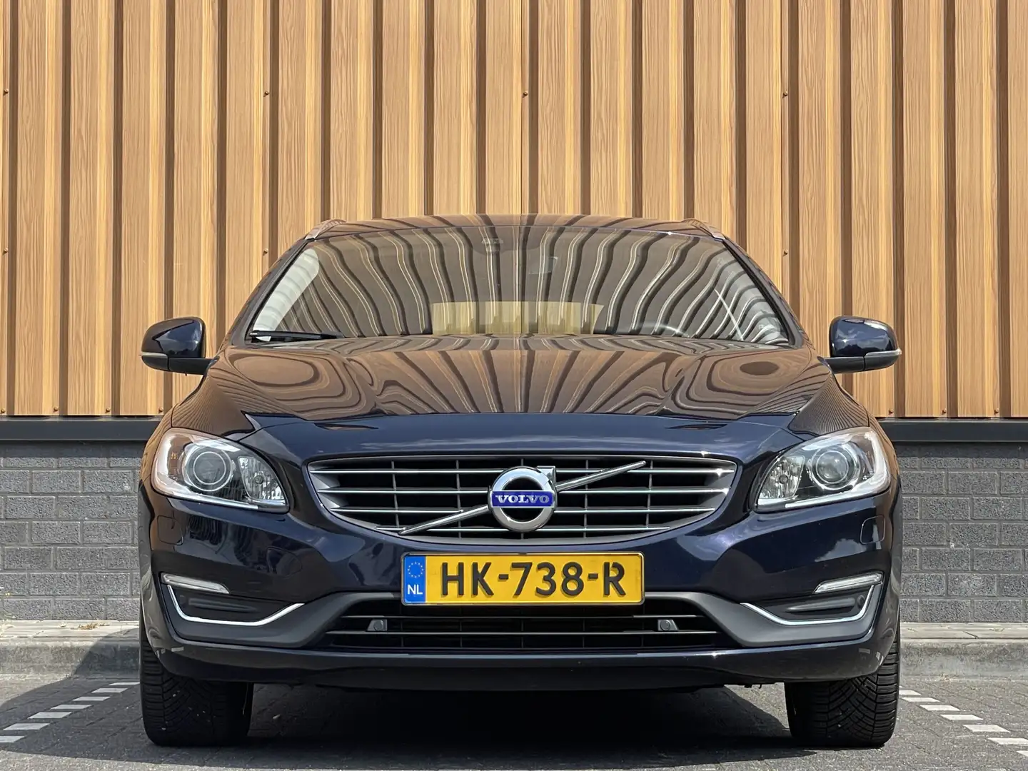 Volvo V60 2.4 D6 Twin Engine R-Design | Handel/Export | Schu Blauw - 2