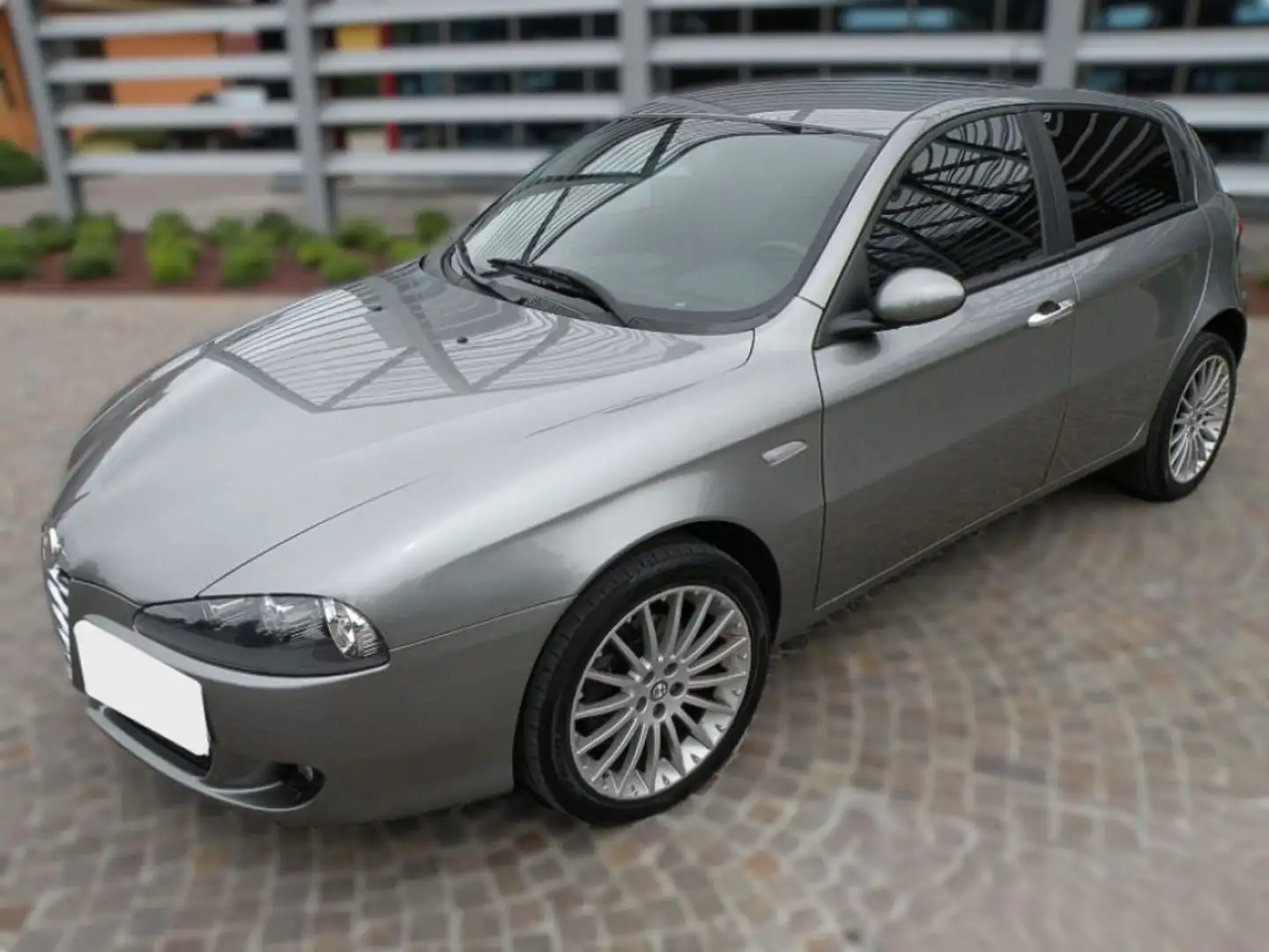 Alfa Romeo 147 1.9 JTD (115 CV) cat 3p. Distinctive Grigio - 1