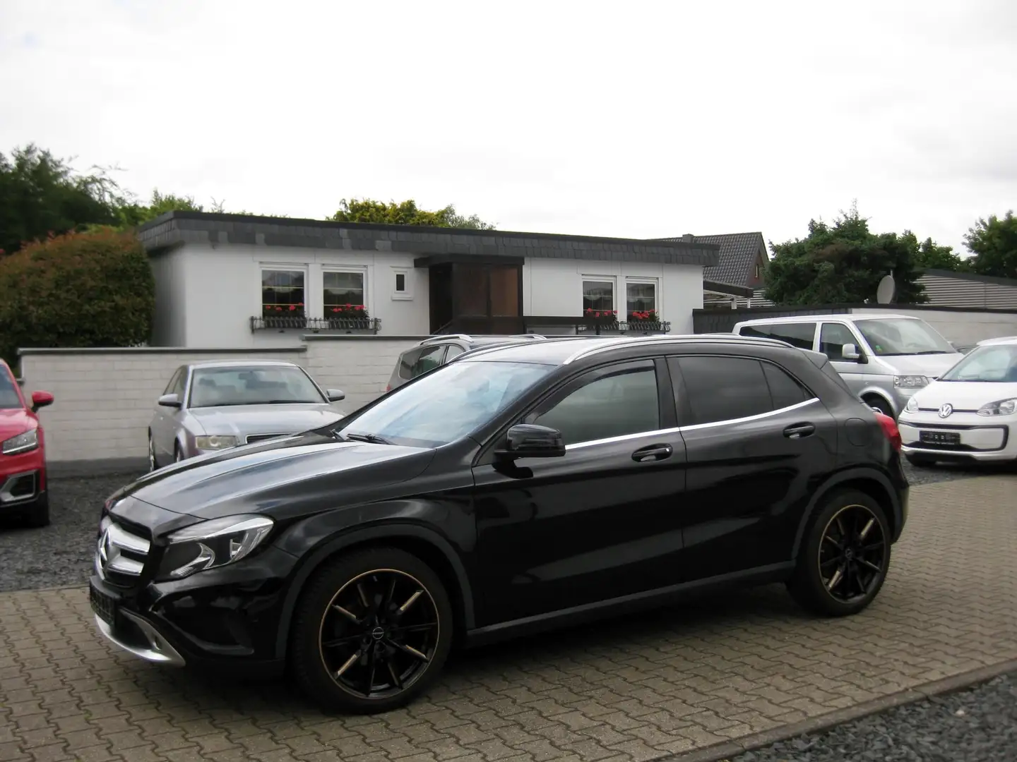 Mercedes-Benz GLA 220 d 4Matic 7G-DCT, Navi, Euro 6 Schwarz - 1