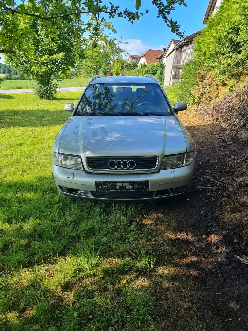 Audi A4 Avant 2.5 TDI quattro - 1