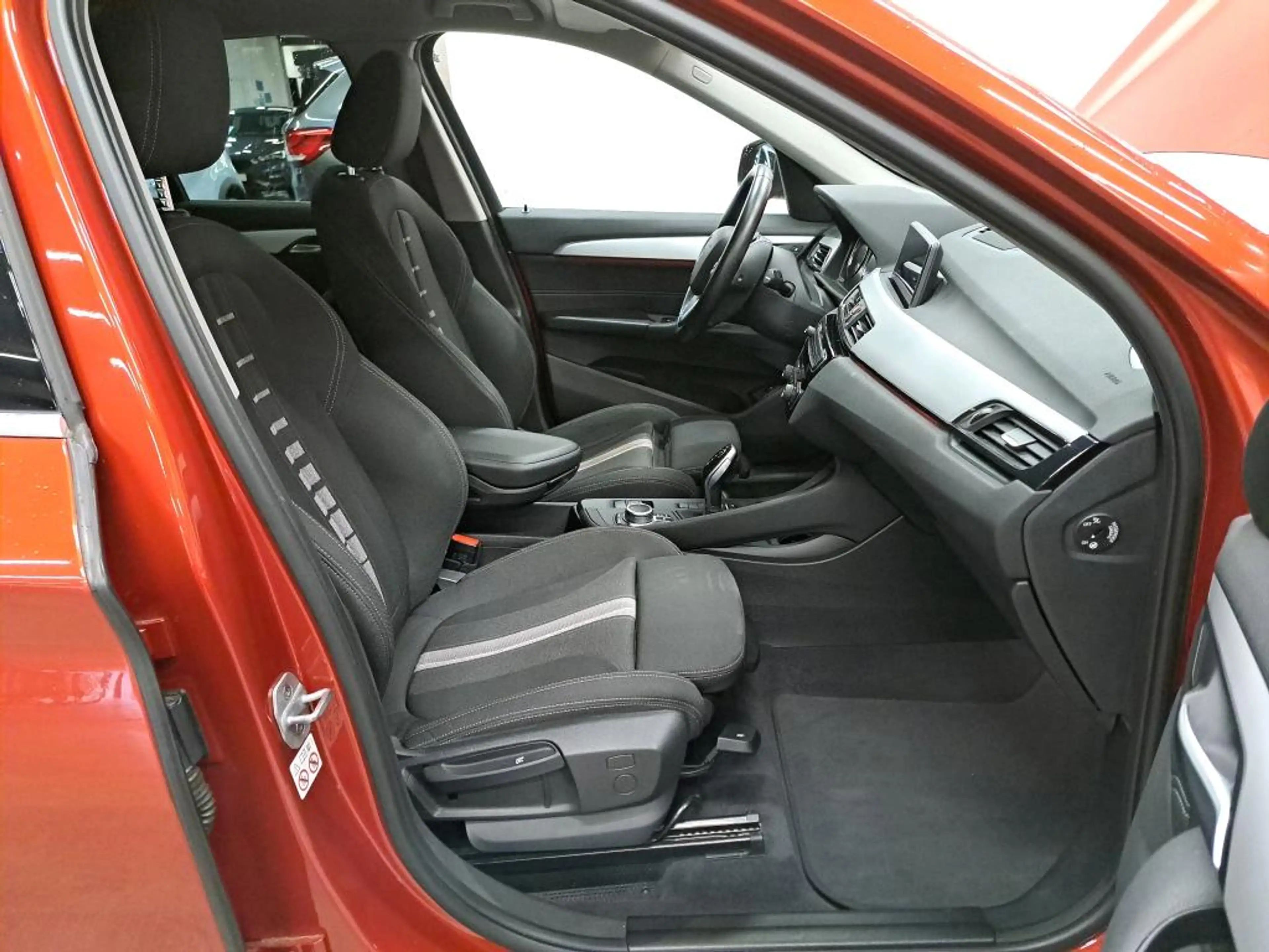 BMW X1 18dA SDrive *NAVI PRO-SIEGES SPORT-PARKING AV&AR* — photo 5