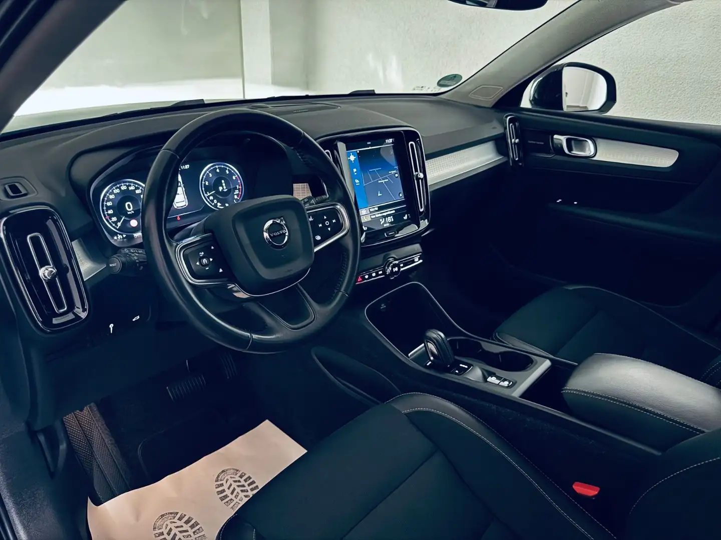 Volvo XC40 Momentum  * NAVI * AHK * 8xALU * Schwarz - 2
