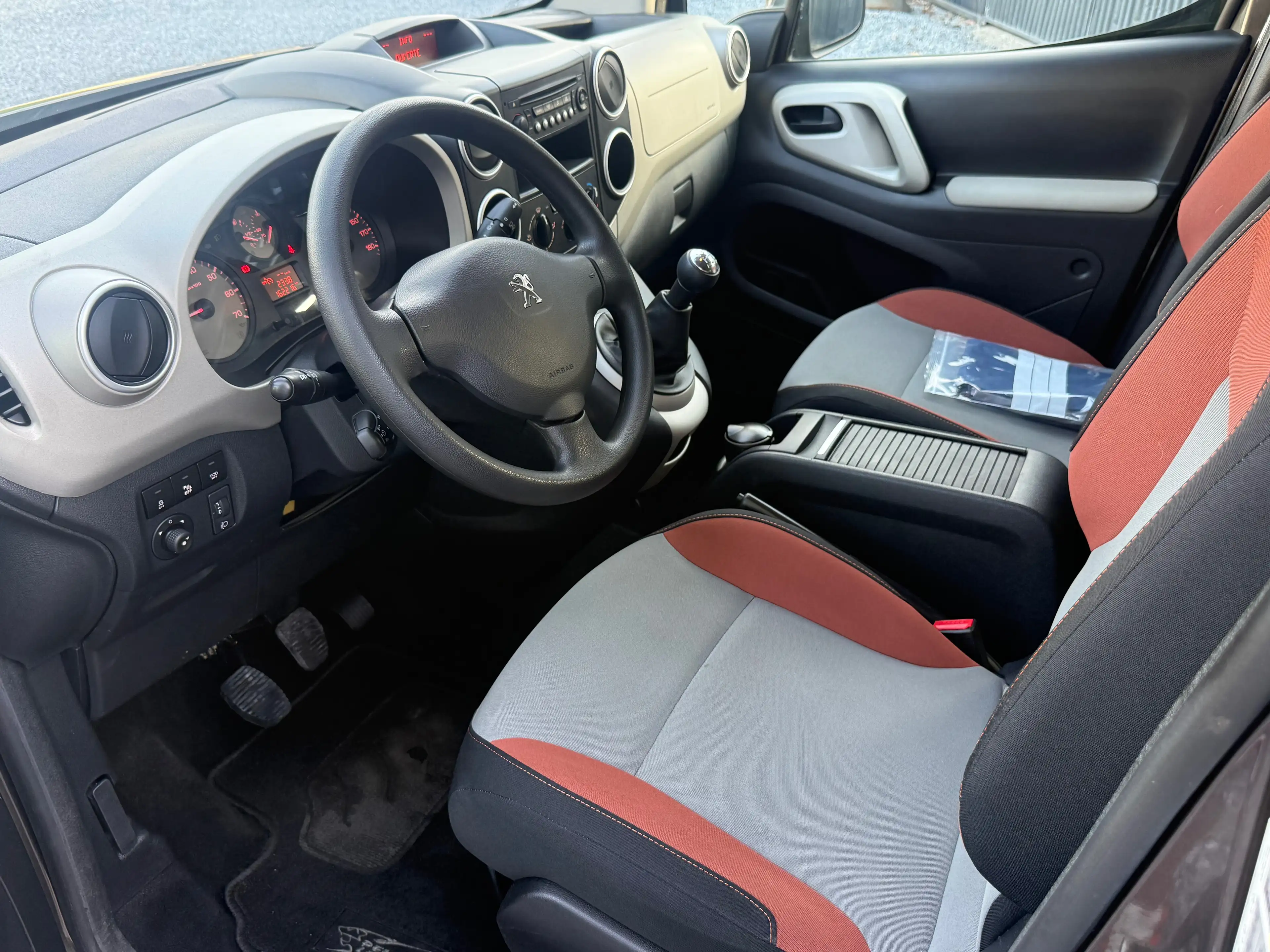 Peugeot Partner Partner Tepee 1.6 hdi , capteur , Clim , distribution ok , GARANTIE 12 mois — photo 8