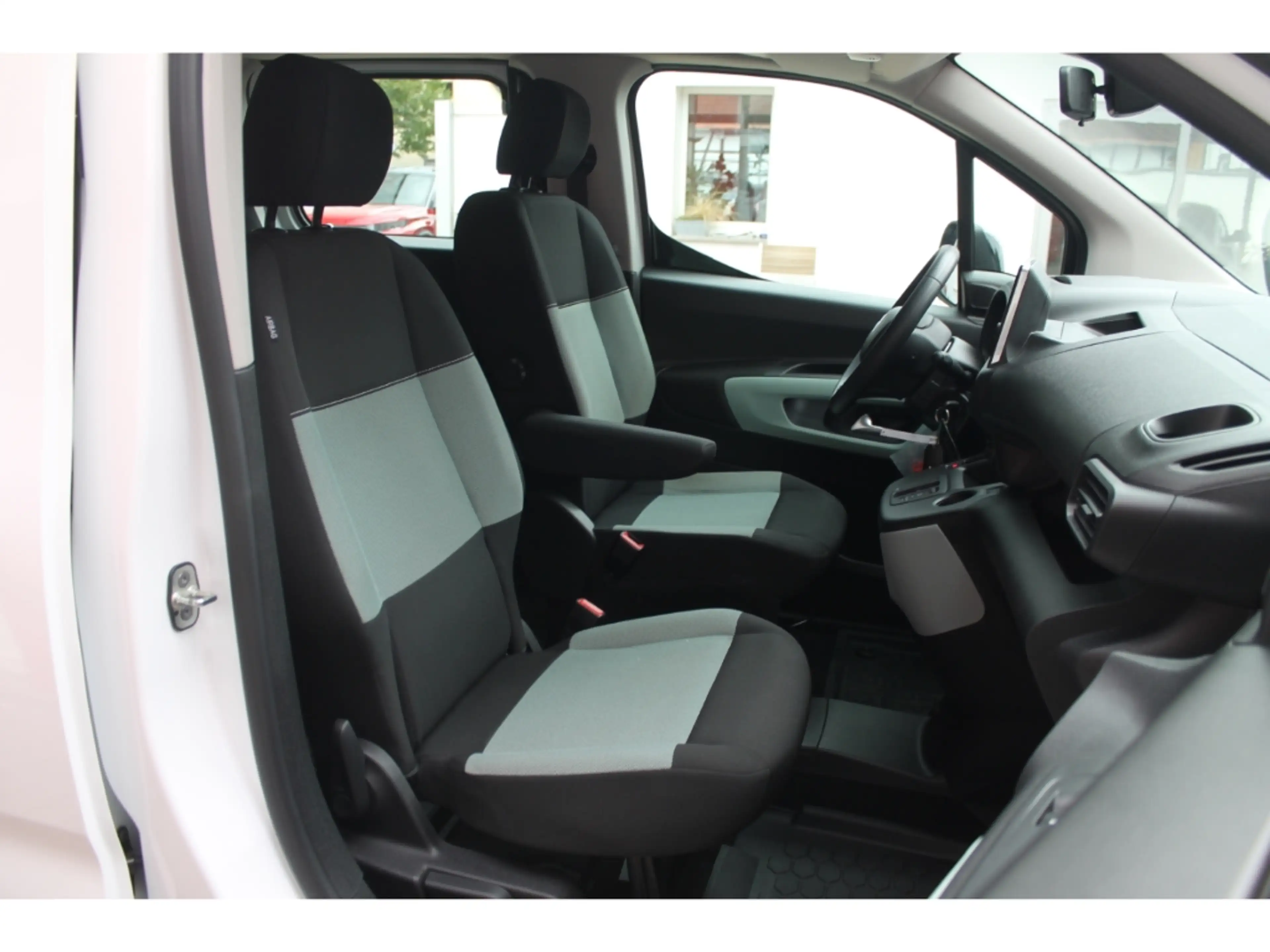 Citroen Berlingo -e Feel M AHK Navi Kamera PDC vo+hi Shz — photo 11
