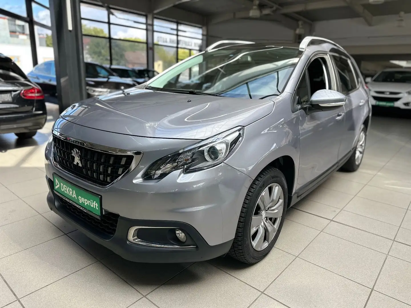 Peugeot 2008 Active Navi PDC SHZ Cam USB Grijs - 1
