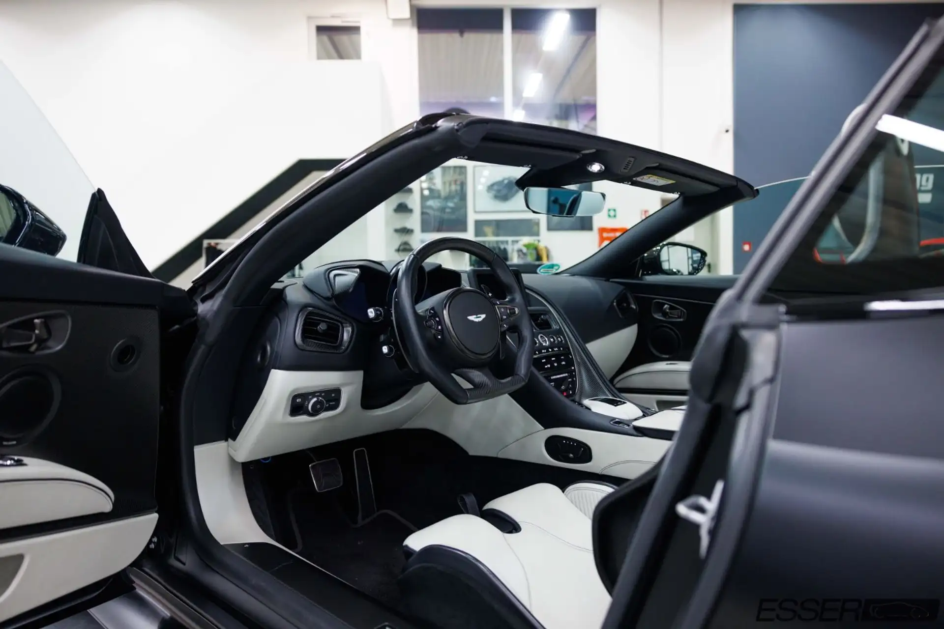애스턴마틴 DBS Coupe 2023 검정 사진 8