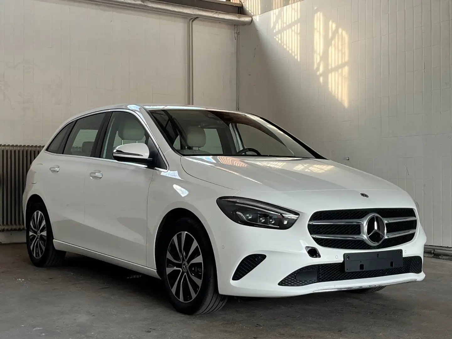 Mercedes-Benz B 250 e*Kamera*ACC*LED*MULTIBEAM*CARPLAY*UNFALL* Weiß - 1