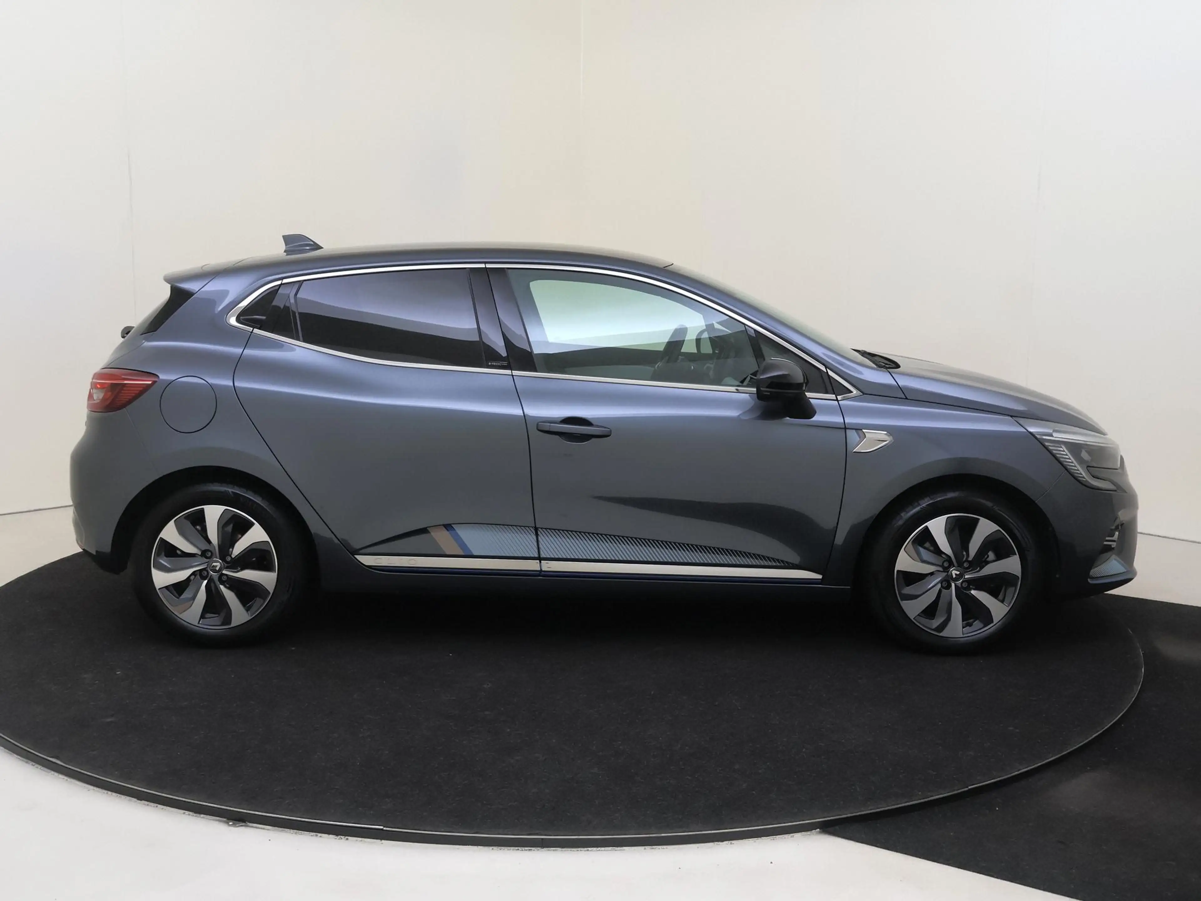 Renault Clio 1.6 E-Tech Hybrid 140 Zen — photo 9