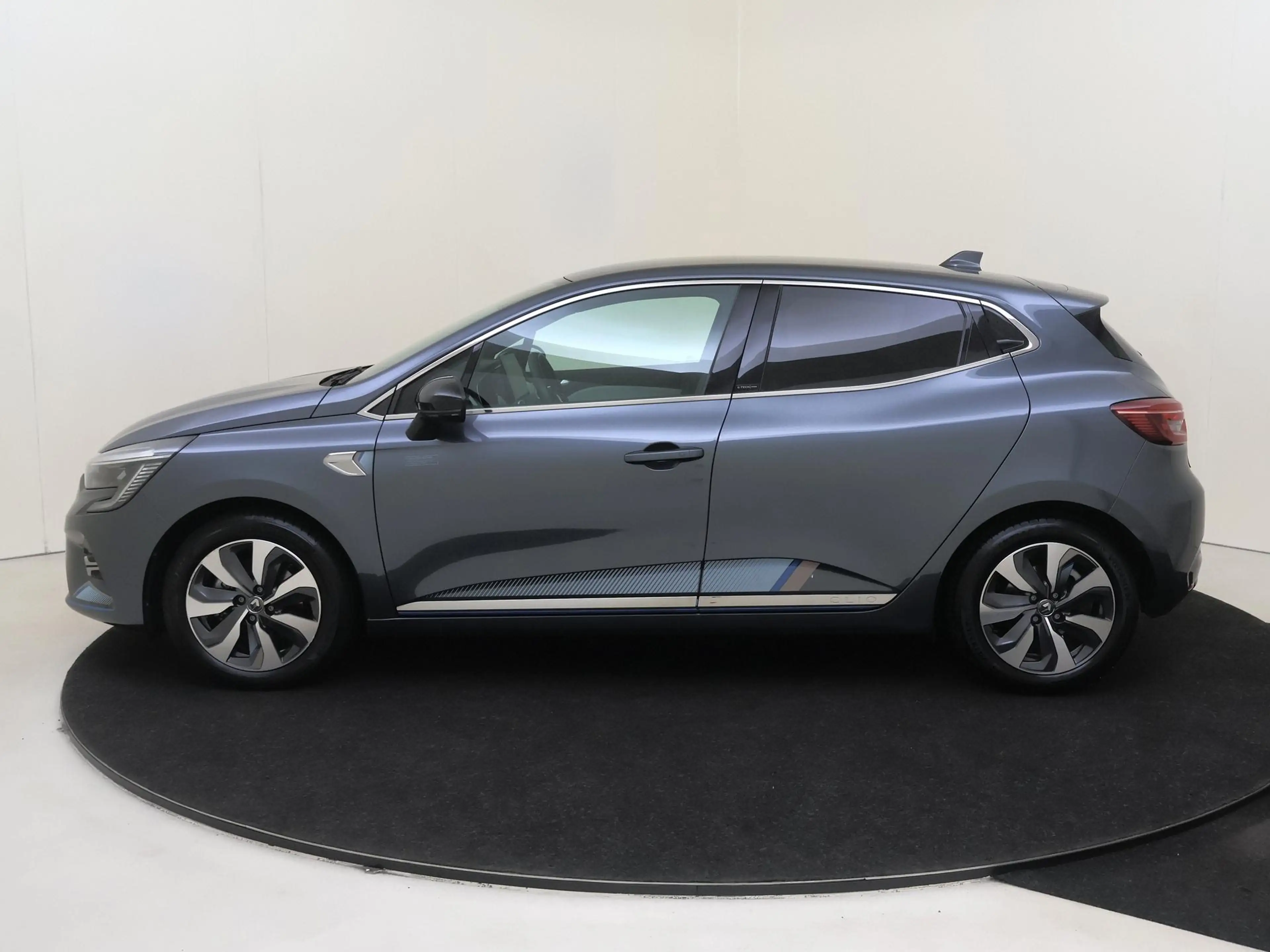 Renault Clio 1.6 E-Tech Hybrid 140 Zen — photo 8