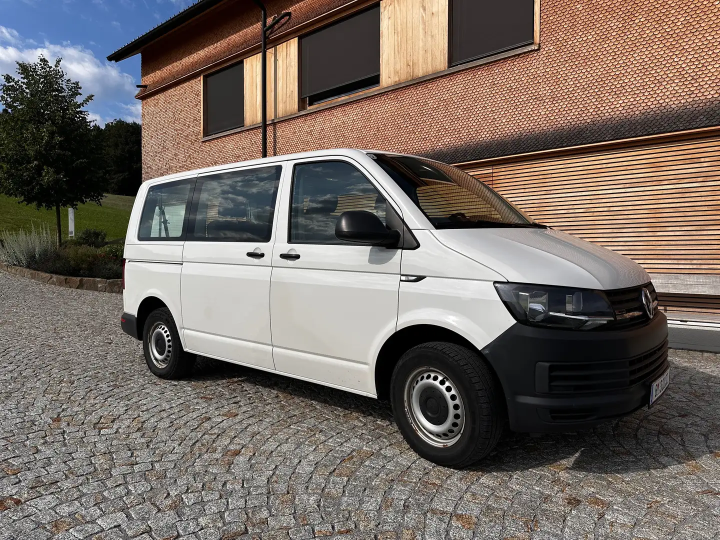 Volkswagen T6.1 Caravelle Gut gepflegter Bus mit 8 Sitzen und Allrad Weiß - 1