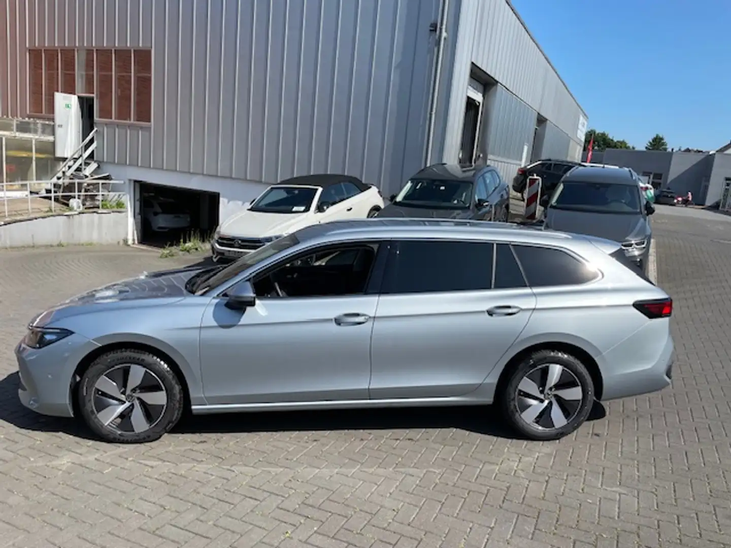 Volkswagen Passat Variant 1.5 eTSi DSG Business R-Kamera elektr. Hec Silber - 2