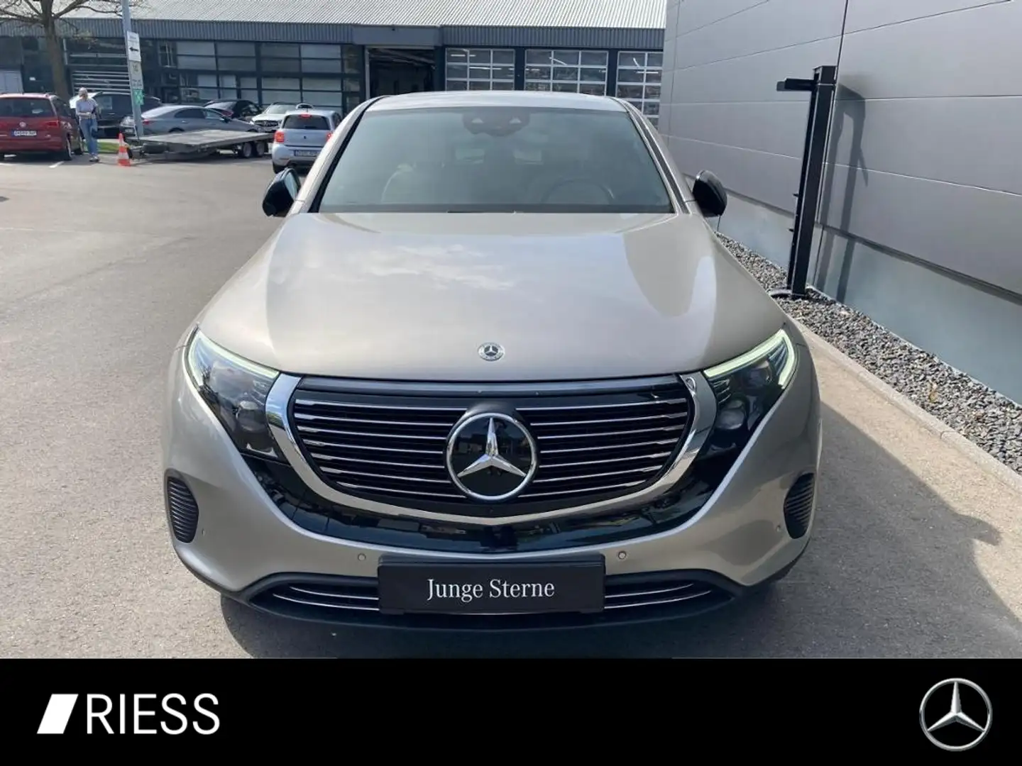 Mercedes-Benz EQC 400 4MATIC ParkAss. 360 HUD AkustikGlas ACC Srebrny - 1