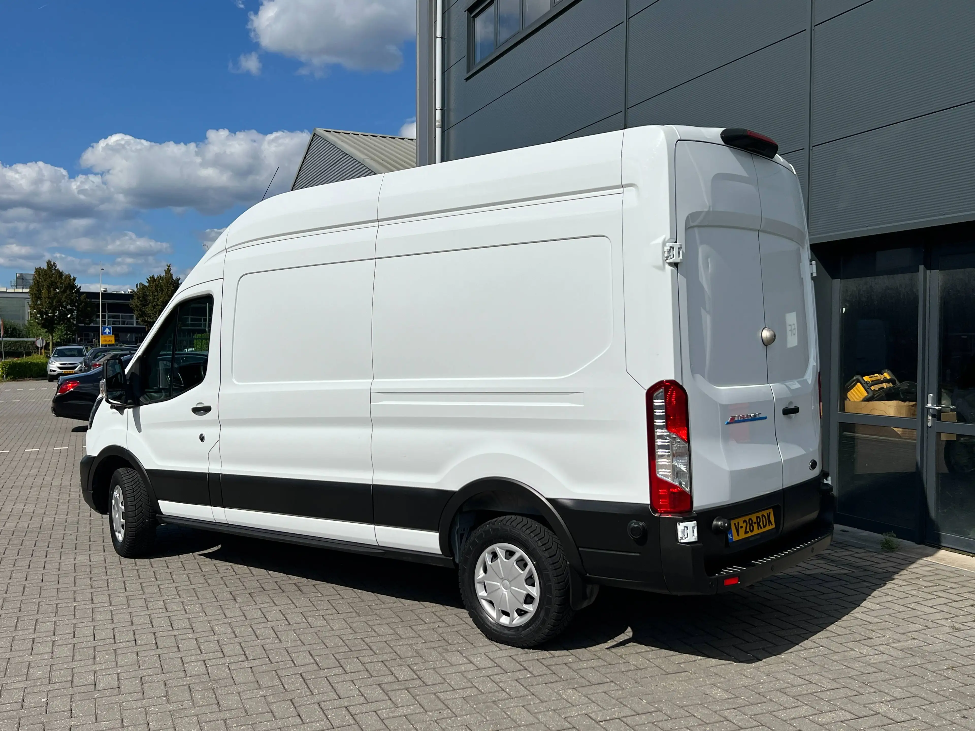 Ford E-Transit 350 L3H3 Trend 68kWh — photo 5