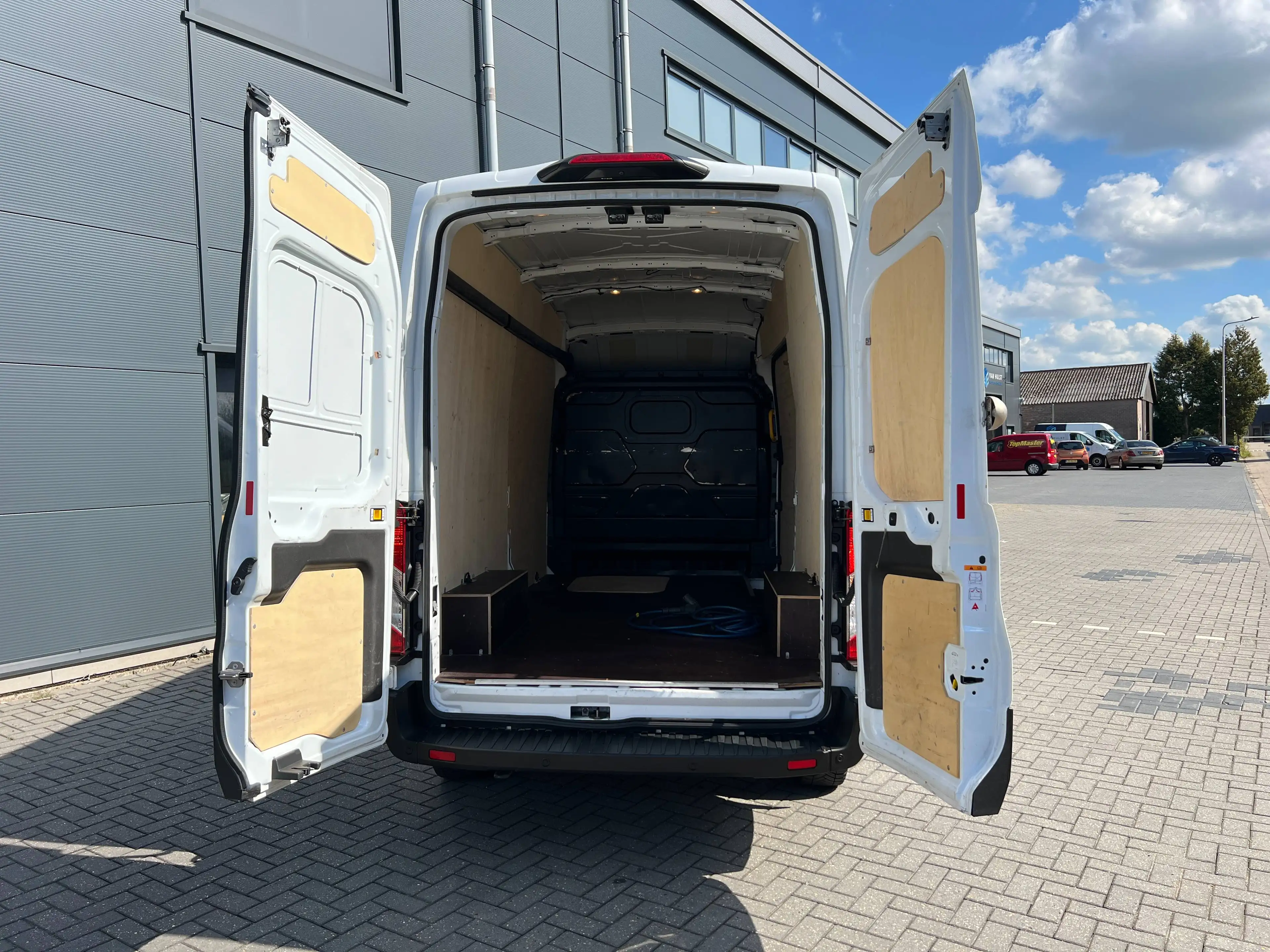 Ford E-Transit 350 L3H3 Trend 68kWh — photo 17