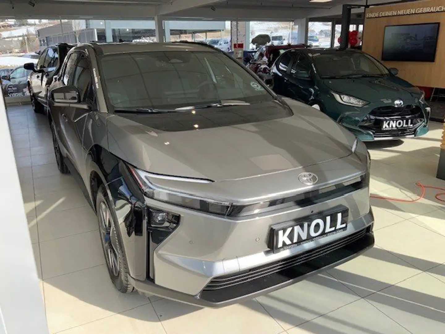 Toyota bZ4X AWD Active Drive 4WD GEWERBEAKTION Grau - 1