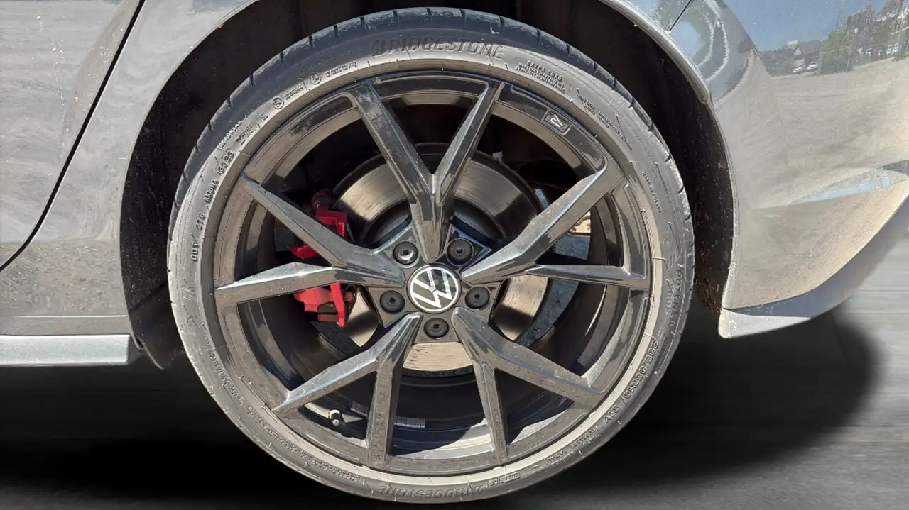Volkswagen Golf GTI снимка Volkswagen Golf GTI
